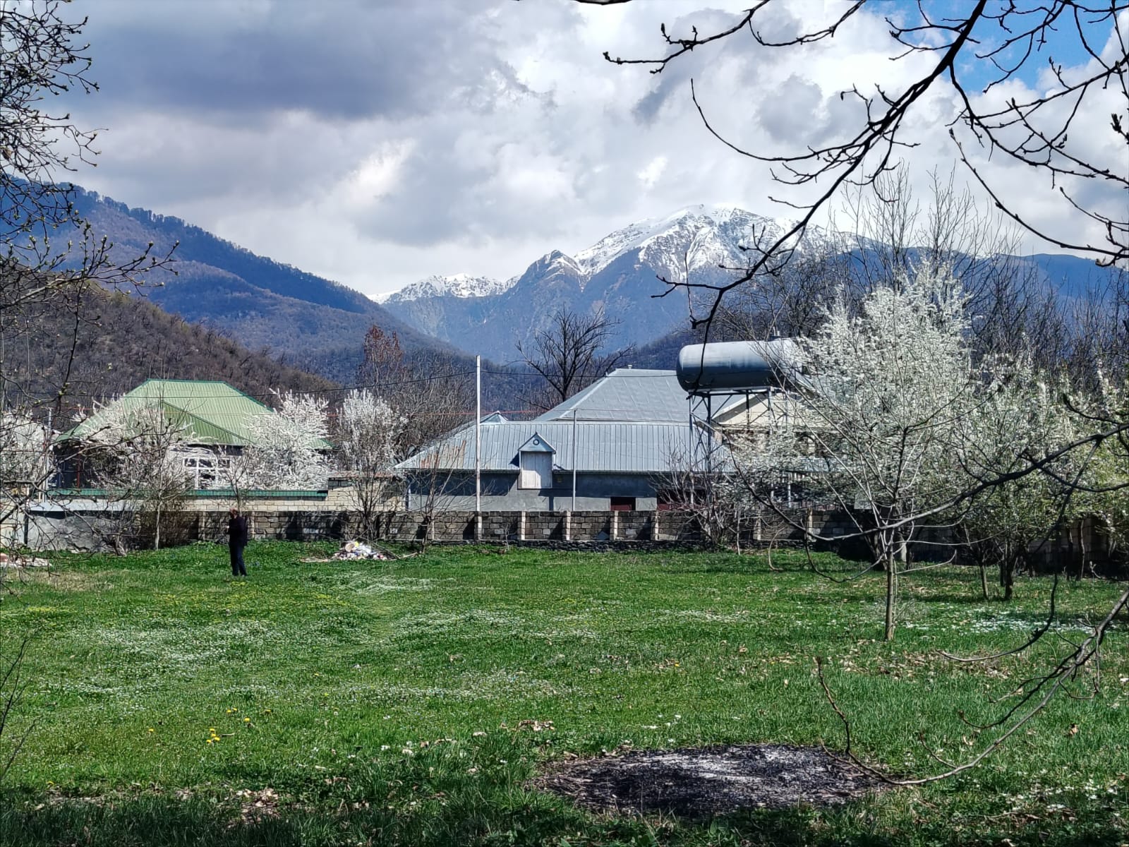 NÖHÜRQIŞLAQ KƏNDİNDƏ , KƏNDİN GİRƏCƏYİNDƏ TORPAQ SAHƏSİ SATILIR